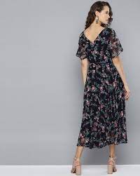 You cannot really have love handles and still expects to look yourself to look good in fit and flare dress. Buy Navy Blue Dresses For Women By Rare Online Ajio Com