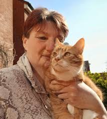 I'm not one for gossip,😹 I'm just spending some time with mummy in the  garden which is very nice, when all of a sudden out she comes with a glass  of beer,