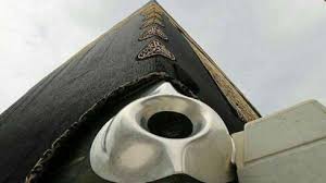 عند النظر إلى الحجر الأسود عن قرب نجده يشبه المعادن و يرجع ذلك إلى وجود طبقة شمعية عليه ، بالطبع كان لا بد من اقامة العديد من الفحوصات عليه لكي نتوصل الى اهم خصائصه و مواصفاته و بالفعل تم التوصل الى انه. Ù…Ø§ Ø­Ù‚ÙŠÙ‚Ø© Ù‚ØµØ© Ø§Ù„Ø­Ø¬Ø± Ø§Ù„Ø£Ø³ÙˆØ¯ Ø§Ø³Ù„Ø§Ù… Ø§ÙˆÙ† Ù„Ø§ÙŠÙ†