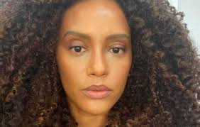 Tais araujo todos os seus look sao lindos pois voce e a negra gata da tv nao tem pra nimguem voce inspira nossa raca para dizer que tambem somos e podemos sermos lindos cultos e poderosos te amo linda black power e beijinho pras recalcadas que numca chegarao aos seus pes. Tais Araujo Adere As Trancas Para Continuacao De Trabalho O Fuxico