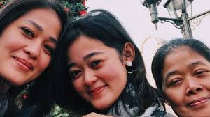 Gracia indri tampak bahagia di gendong oleh pacar barunya. 5 Pesona Pacar Bule Gisela Cindy Macho Abis