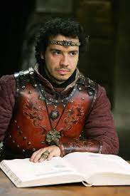 Dans kaamelott, arthur est sans noblesse et sa quête est réduite à une formalité administrative et poussive. 45 Idees De Alexandre Astier Alexandre Astier Kaamelott Serie Kaamelott