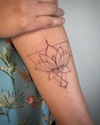 La fleur symbolise la féminité, l'innocence, la le lotus est la fleur sacrée de l'egypte. Tatouages Fleur Lotus Pour Quel Modele Craquer