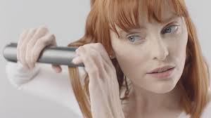 Andate, poi a frizionare con la piastra la ciocca attorcigliata alla stagnola e lasciate in posa per qualche minuto. Capelli Beauty Tutorial Come Creare Beach Waves Piatte Con La Piastra La Repubblica