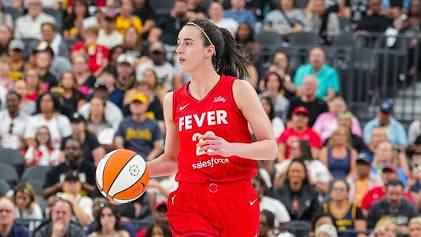 Caitlin Clark handling the ball and driving downhill against opposing defense, do AI tạo