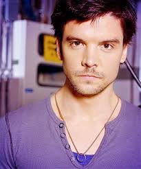 Andrew Lee Potts As Connor Temple In Primeval New World Oh Gosh His Eyes In This Picture 3 3 3 You Can See His Colin O Donoghue Handsome Actors Donovan