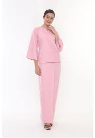 Think contemporary while keeping the heritage ensemble as amar amran embraces the tradition with the baju kurung kedah qaseh. Baju Kurung Kedah Qaseh From Amar Amran In Pink Baju Kurung Modern