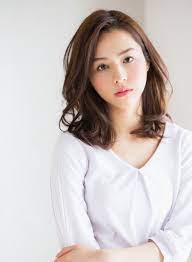 大人可愛い小顔に見えるふんわりミディアム 髪型ミディアム 面長 ヘアスタイル 髪型 ミディアム パーマ ヘアスタイル