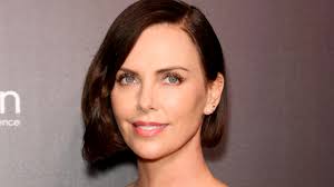 In the past oscar awards, charlize was able to enjoy this cut and color to the full, with her iconic blond hair shining in a dark chestnut tone and a full femme fatale look. Charlize Theron Just Got A Bowl Haircut See Photos Allure