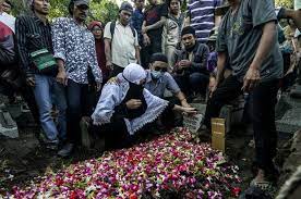 Hukuman mati mandatori seperti yang diperuntukkan ke atas kesalahan mengedar dadah dan memiliki senjata api adalah di antara hukuman yang agak kontroversi dan mendapat kecaman daripada masyarakat antarabangsa sejak kebelakangan ini. Malaysia Mahu Mansuhkan Hukuman Mati Mandatori Kata Menteri Beritabenar