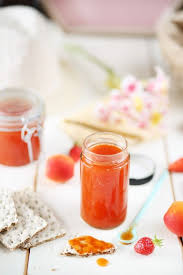 Confiture D Abricots Et Fraises Au Romarin Chefnini Confiture Abricot Confiture Recette Confiture