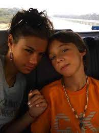 Bölüm 'e gelirken dizinin sevilen oyuncusu yüsra geyik konuğum oldu. Arka Sokaklar In Guzel Zelis I Yusra Geyik In Cocukluk Karesi Sosyal Medyayi Salladi Gozler Onunde Buyudu Ama Galeri Takvim