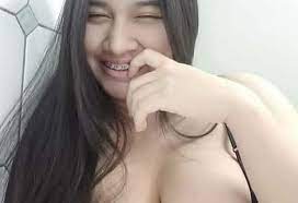 Yuk di baca, habis baca kasih bintang ya… tentu saja sangat berat bagiku untuk berpisah dengan istri, meski hanya untuk hitungan 3 bulan saja. Cerita Sex Kongsi Istri