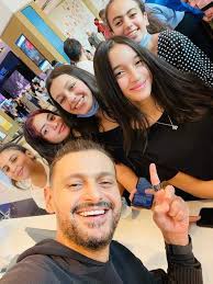 طرحت اليوم الشركة المنتجة لفيلم رامز جلال الجديد بوستر تشويقي الذي يحمل اسم احمد نوتردام بعد أن تم تغيره إلي هيكل نظمي. Ø±Ø§Ù…Ø² Ø¬Ù„Ø§Ù„ ÙˆØ³Ø· Ø§Ù„Ø¬Ù…Ù‡ÙˆØ± ÙÙŠ Ø¹Ø±Ø¶ ÙÙŠÙ„Ù… Ø£Ø­Ù…Ø¯ Ù†ÙˆØªØ±Ø¯Ø§Ù… Ù†Ø¨Ø¶ Ø§Ù„ÙˆØ·Ù†