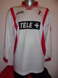 La maglia ufficiale è bianca e rossa, mentre quella da trasferta è rossa e bianca. Bari Home Futbolka 2000 2001 Sponsored By Tele