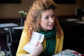 Katalin kimyasallar ile sertleştirilmiş bir malzemedir içerisinde plastik yoktur ve tamamen sentetik yani insan yapımı bir maddedir. Index Belfold Tutto Kata Leisztinger Tamas A Legokosabb Ferfi Akit Ismerek Az Apam Mellett