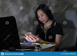 Le travail de nuit concerne davantage les hommes en 2009 : Femme Asiatique Travaillant De La Maison En Retard Au Travail De Nuit Dans Le Concept De Allumage Pauvre La Lumiere Foncee Ont Un Photo Stock Image Du Maison Fonce 143121644