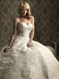 Ein festliches hochzeitskleid, elegante schuhe und schmückende accessoires: Die Schonsten Brautkleider Von Allure Bridals Aus Der Kollektion 2013