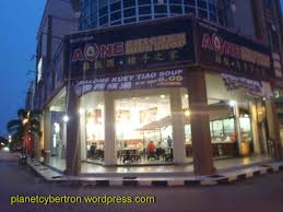 The chicken rice shop serves traditionally prepared steamed, roasted, honey barbecued and soy sauce chicken as its signature products. Journal Food A One Chicken Rice Shop Melaka The Planet S Journal