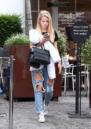 Lottie moss the sister of supermodel kate moss is seen maintaining her svelte figure with several challenging work out routines. Pin By Y I N G Saran Nn On S T Y L E F A S H I O N Celebrity Street Style Ripped Jeans Lottie Moss