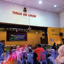 Sekolah menengah teknik atau ringkasnya smt merupakan sekolah menengah atas iaitu tingkatan 4 dan tingkatan 5 yang memberi peluang kepada murid yang mempunyai kecenderungan dalam pendidikan sains dan teknologi untuk memenuhi tenaga kerja dalam bidang industri negara. Sekolah Menengah Teknik Tuanku Jaafar 1 Tip De 511 Visitantes