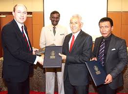 Datuk dr abdul rahim hashim, dilantik naib canselor um yang baharu berkuat kuasa esok. First Asian Uni To Have Virtual Reality Lab The Star