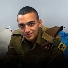 הילד הזה סבל מעינויים קשים בחקירות חמאס עידן אלכסנדר סיפר כי הוא סבל  מעינויים קשים בחקירות חמאס במשך שבועות ארוכים. במשך תקופה ארוכה הוחזק  בכלוב, כשהוא אזוק בידיים וברגליים. בעקבות האיזוק ממושך,