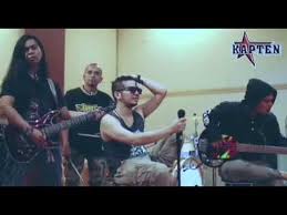 Tak hanya jadi gitaris, pupun juga sukses membawa band tersebut melejit dengan lagu ciptaannya yang. Kapten Is Back 2018 Youtube