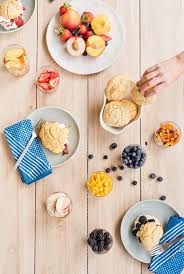 Idees Diy Fetes Hey Shortie An Easy Summer Shortcake Bar With Fresh Fruit And Homemade Whipped Cream Creme Fouettee Maison Fruits Frais Bar A Dessert