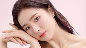 10 sản phẩm dưỡng sáng giúp bạn sở hữu làn da men sứ