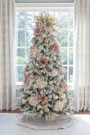 Pink And Gold Christmas Tree A Christmas Tree Decorated With Fake Flowers Pink Christmas Tree Decorations Elegant Christmas Trees Gold Christmas Decorations