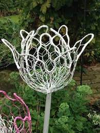 How To Make Chicken Wire Flowers Craft Projects For Every Fan Garden Art Sculptures Diy Metal Garden Art Chicken Wire Sculpture