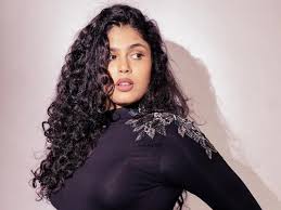 Faria Abdullah Looks Effortlessly Chic In All- Black Ensemble - News18