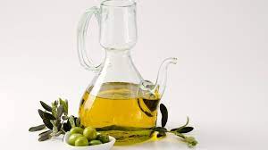 Am schönen sommerabend sieht man die folgen des tages in der am besten mischen sie den saft der zitrone oder limette mit 50 ml olivenöl und massieren die betroffene stellen mit diesem zitronenöl bzw. Olivenol Allheilmittel Fur Innen Und Aussen Ernahrung Themen Nach Rubriken Gesundheit Br Fernsehen Fernsehen Br De