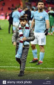 A diego armando maradona y sergio agüero les unen lazos de sangre a través de su nieto e hijo, respectivamente. Sergio Aguero Von Manchester City Und Seinem Sohn Benjamin Aguero Maradona Mit Siegermedaille Am Ende Des Spiels Arsenal V Manchester City Arsenal V Manchester City Efl Cup Final Vom 25 Februar 2018
