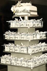 Great Wedding Cake Idea To Have Pieces Already In Small Boxes To Take Home Christmas Thanksgiving Cupcake Tower Wedding Square Wedding Cakes Bali Wedding