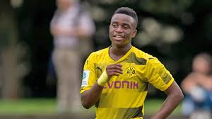 Er ist 17 jahre alt und seine. Fussballwunder Moukoko 14 Schreibt Direkt An Capital Bra Raptastisch