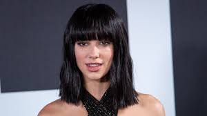 Dua lipa has once again stolen the show with her look, this time at the 2021 brit awards. Dua Lipa Reveals Two Tone Hair Color Photos Allure