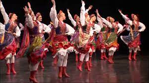 The krakowiak or cracovienne is a fast, syncopated polish folk dance in duple time from the region of kraków and lesser poland. Mazowsze Krakowiak Krakowiaczek Youtube