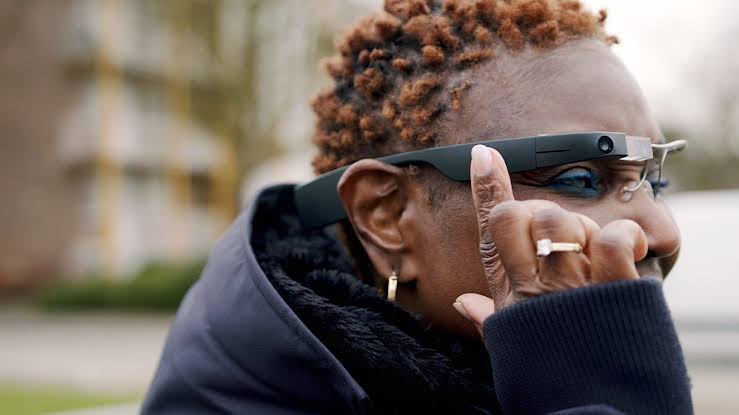 Envision Glasses kullanan görme engelli bir kişinin çevresindeki nesneler hakkında sesli bilgi alması