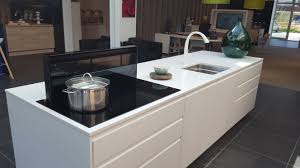Hotte Novy Panorama Plan Travail Silestone Classic Novy Panorama Kochfeldbzug Muldenluftung Downdraft Kochfeldabsaugung Ixina Hotte Cuisine