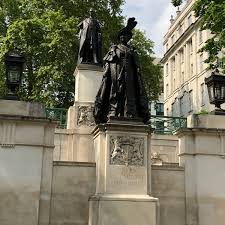 The memorial incorporates an earlier statue of george vi by william mcmillan, unveiled by his daughter queen elizabeth ii in 1955. Fotos Bei King George Vi And Queen Elizabeth Memorial Denkmal Wahrzeichen In City Of Westminster