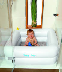 Dies liegt unter anderem daran, dass mama oder papa sich davor knien und sich über die wanne lehnen die nutzung der normalen badewanne macht deshalb nur sinn, wenn ein elternteil gemeinsam mit dem baby baden möchte. Geniale Erfindung Dieses Ding Macht Duschen Mit Baby So Viel Einfacher