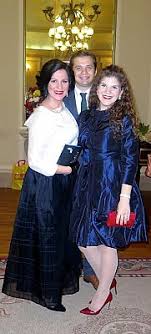 Since her professional debut in 1990, she has sung as soprano leading roles at new york's metropolitan opera, covent garden's royal opera h. Galerie Foto Angela Gheorghiu Din Nou AcasÄƒ Pentru Colectiv