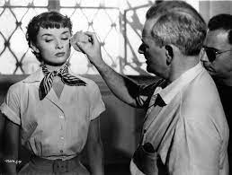 È per esempio intramontabile il meraviglioso pixie cut di audrey hepburn. Audrey Hepburn On Twitter Audrey Hepburn And Director William Wyler Photographed On The Set Of Roman Holiday 1953 Internationalmakeupday Https T Co 0q2zrfzpbd Twitter
