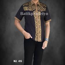 Obral baju batik kombinasi pria, dengan berbagai macam perpaduan sedang diminati remaja, hasil kebudayaan di indonesia di bidang obral baju batik kombinasi pria murah eksklusif | bmgshop. Inspirasi Desain Batik Kombinasi Pria Modern Pada Membuat Baju Batik Terbaru Eza Batik