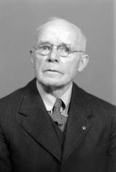 FAMILIEGRUPPE. JERNBINDER GUNNAR ANDERSEN F. 07. 06. 1908, ELI SYNNØVE  ANDERSEN F. 23. 06. 1945 OG MAGNHILD ANDERSEN F. JOHANSEN 10. 08. 1910.  -Anno Domkirkeodden