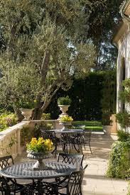 Une Terrasse Si Calme Comme Une Anti Chambre Du Reste De La Maison De Maitre Surement Beaux Jardins Amenagement Jardin Meuble Jardin