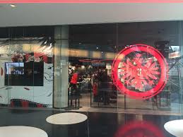 Greif jetzt zu und kaufe jetzt ganz bequem online trikots, schals, u.v.m. Neuer Eintracht Fanshop Im Myzeil Eroffnet Frankfurt Tipp