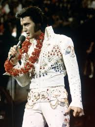 Obwohl elvis in tupelo, mississippi, geboren wurde, kann man seine geburt im januar noch in seiner heimat und letzten ruhestätte in memphis im graceland mansion feiern. Elvis Presley King Of Rock N Roll